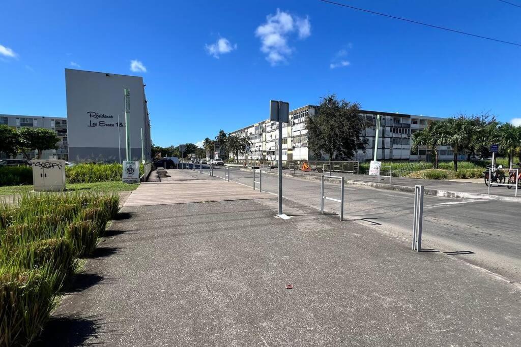 Appartement Proche Aeroport Au Rez-De-Chaussee Les Abymes Exterior foto